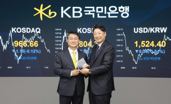 ▲(왼쪽부터)KB국민은행 자본시장사업그룹 이성희 부행장과 HSBC증권 서울지점 이상호 대표가 10일 서울 여의도 KB국민은행 딜링룸에서 열린 디지털 채권 발행을 위한 서명식에서 기념촬영을 하고 있다 (사진=KB국민은행)