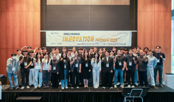 ▲서울핀테크랩과 XRPL Korea가 지난 6월 25일 여의도 IFC Two에서 개최한 ‘Korea Fintech Innovation Program(KFIP) 2026’ 데모데이에서 참가자들이 기념촬영을 하고 있다. (사진제공=XRPL Korea)