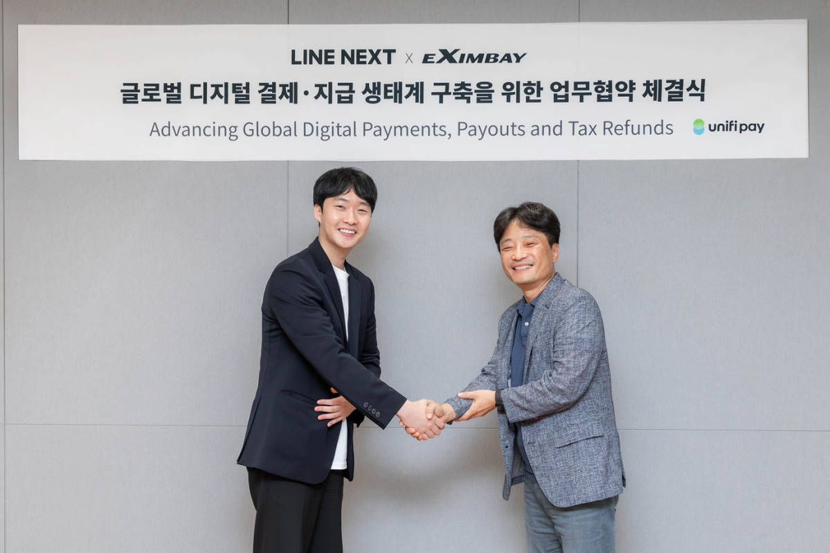 ▲(왼쪽부터) 라인 넥스트 김우석 CSO와 엑심베이 김준헌 대표가 업무협약(MOU) 체결식에서 기념 촬영을 하고 있다. (사진제공=라인 넥스트)