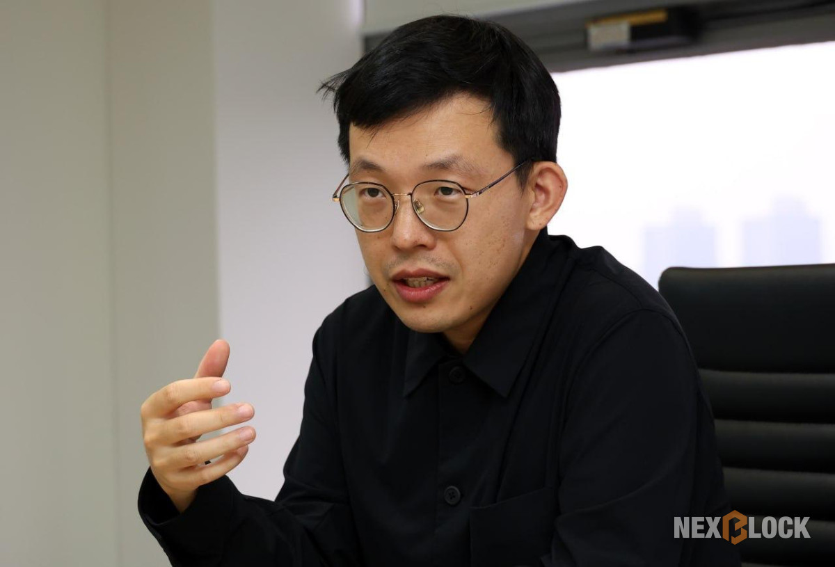 ▲챈들러 팡 t54 공동창업자가 리플·마스터카드와의 에이전틱 결제 협력 구조를 설명하고 있다. (손기현 기자)