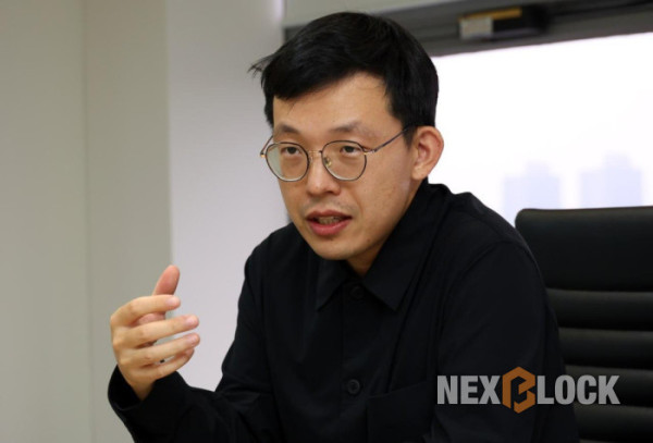 ▲챈들러 팡 t54 공동창업자가 리플·마스터카드와의 에이전틱 결제 협력 구조를 설명하고 있다. (손기현 기자)