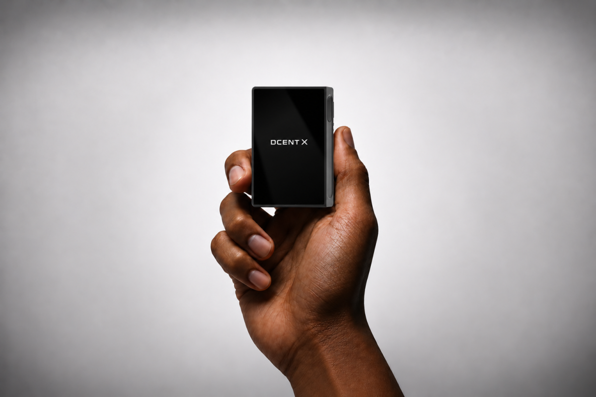 ▲디센트가 리브랜딩과 함께 공개한 프리미엄 하드웨어 지갑 ‘디센트 X’. 2.4인치 AMOLED 화면과 지문인증 기능을 적용했다. (사진제공=아이오트러스트)