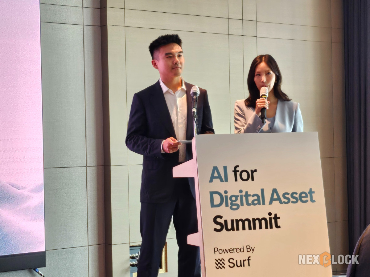 ▲라이언 리(Ryan Li) 서프(Surf AI) 최고경영자(CEO)가 17일 서울 송파구 소피텔 앰배서더 서울에서 열린 ‘AI for Digital Asset Summit’에서 디지털자산 시장과 AI 인텔리전스의 결합에 대해 발언하고 있다. 사진 왼쪽부터 리 CEO, 박서현 서프 한국 총괄. (손기현 기자)