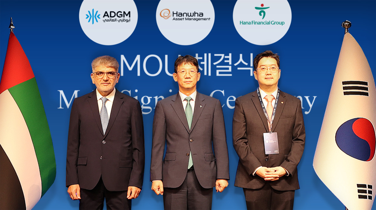 ▲왼쪽부터 라셰드 압둘카림 알 블루시 아부다비 글로벌 마켓(ADGM) 등록청 최고경영자(CEO), 백승필 한화자산운용 디지털혁신실장 상무, 엄태성 하나금융그룹 상무가 한국·아부다비 간 스테이블코인 사업 및 크로스보더 금융 인프라 협력을 위한 업무협약(MOU) 체결 후 기념촬영을 하고 있다. (사진제공=하나금융그룹)