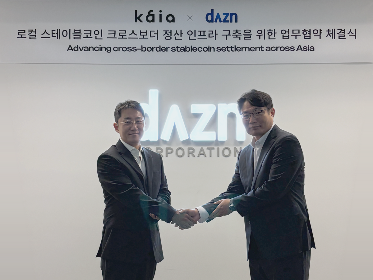 ▲이윤호 카이아 DLT 재단 최고사업개발책임자(CBDO·왼쪽)와 맹주영 더즌 최고재무책임자(CFO)가 업무협약 체결 후 기념 촬영을 하고 있다. (사진제공=카이아)