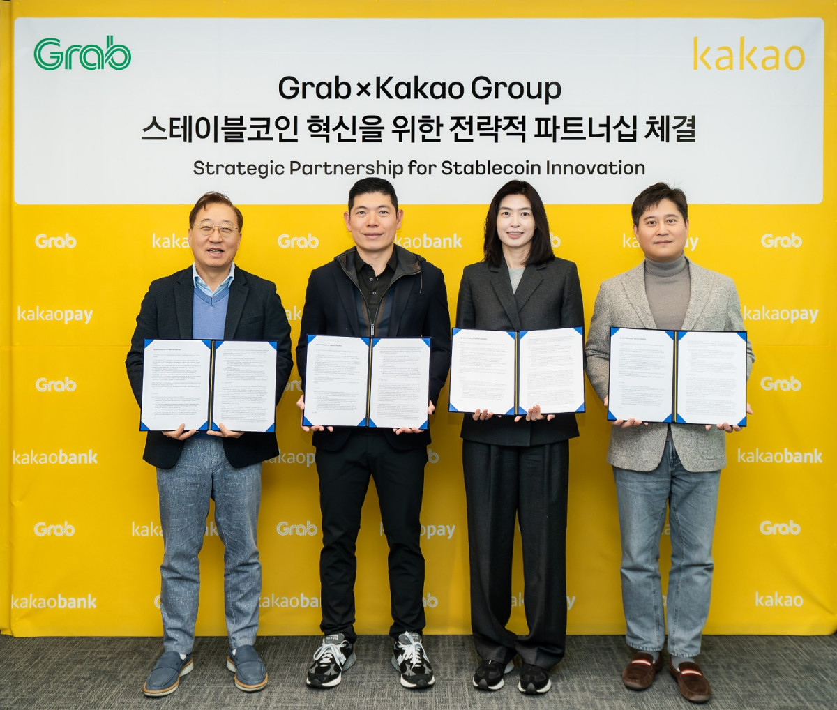 ▲카카오그룹과 그랩이 원화 스테이블코인 등 디지털자산 분야 협력을 위한 업무협약을 체결했다. 왼쪽부터 윤호영 카카오뱅크 대표, 앤서니 탄 그랩 CEO, 정신아 카카오 대표, 신원근 카카오페이 대표. (사진제공=카카오뱅크)