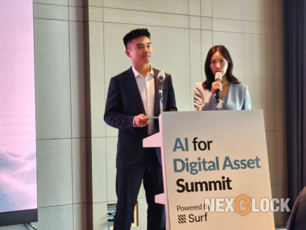 ▲라이언 리(Ryan Li) 서프(Surf AI) 최고경영자(CEO)가 17일 서울 송파구 소피텔 앰배서더 서울에서 열린 ‘AI for Digital Asset Summit’에서 디지털자산 시장과 AI 인텔리전스의 결합에 대해 발언하고 있다. 사진 왼쪽부터 리 CEO, 박서현 서프 한국 총괄. (손기현 기자)