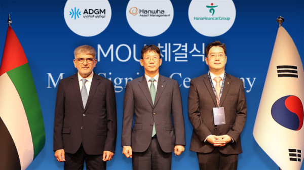 ▲왼쪽부터 라셰드 압둘카림 알 블루시 아부다비 글로벌 마켓(ADGM) 등록청 최고경영자(CEO), 백승필 한화자산운용 디지털혁신실장 상무, 엄태성 하나금융그룹 상무가 한국·아부다비 간 스테이블코인 사업 및 크로스보더 금융 인프라 협력을 위한 업무협약(MOU) 체결 후 기념촬영을 하고 있다. (사진제공=하나금융그룹)