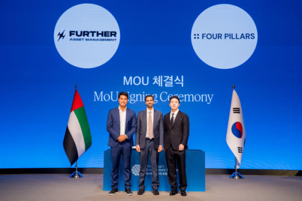 ▲파이살 알 함마디 퍼더 자산운용 매니징 파트너(가운데)와 김남웅 포필러스 대표(오른쪽)가 지난 16일 서울 JW메리어트호텔에서 열린 ‘아부다비 투자 포럼 서울 2026’에서 업무협약(MOU)을 체결한 뒤 기념촬영을 하고 있다. (사진제공=포필러스)