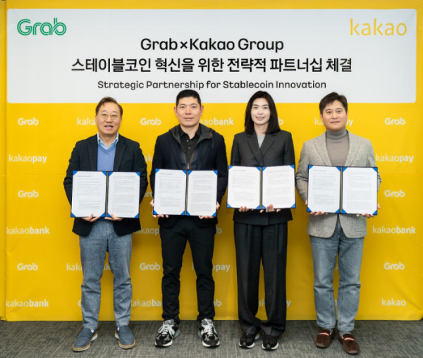 ▲카카오그룹과 그랩이 원화 스테이블코인 등 디지털자산 분야 협력을 위한 업무협약을 체결했다. 왼쪽부터 윤호영 카카오뱅크 대표, 앤서니 탄 그랩 CEO, 정신아 카카오 대표, 신원근 카카오페이 대표. (사진제공=카카오뱅크)