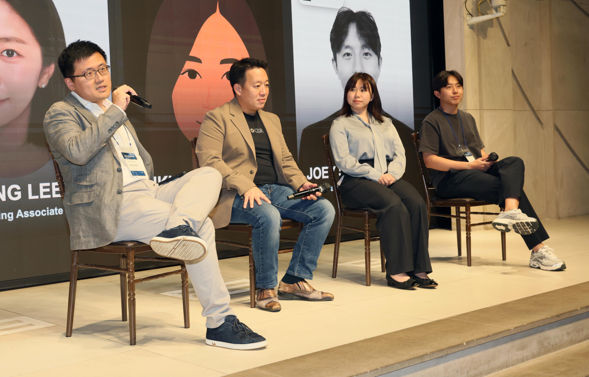 ▲1일 서울 강남구 엘리에나호텔에서 열린 ‘ETH CONNECT 2026’에서 참석자들이 ‘글로벌 기관은 온체인에서 어떻게 플레이할 것인가’를 주제로 패널토론을 하고 있다. 왼쪽부터 좌장을 맡은 헨리 첸(Henry Chen) SNZ Holding CBO, 추안 진 퐁(Chuan Jin Fong) GSR 아시아태평양 총괄, 미키(Miki) 퍼더 벤처스 투자책임자, 조이 신(Joey Shin) 판테라 주니어 파트너. 신태현 기자 holjjak@ (이투데이DB)