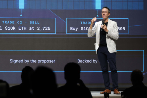 ▲케빈 렙소(Kevin Lepsoe) 이더가스 창업자가 1일 서울 강남구 엘리에나호텔에서 열린 ‘ETH CONNECT 2026’에서 기조연설을 하고 있다. 이투데이·넥스블록·언디파인드랩스(Undefined Labs)가 주최한 ETH CONNECT 2026은 국내 금융기관과 글로벌 이더리움 기업이 만나 실제 사업 협력 방안을 논의하기 위해 마련됐다. 토큰화 자산을 어떤 금융상품으로 만들고 거래할지, 금융기관이 블록체인을 활용하려면 어떤 기술과 규제가 필요한지 등을 살펴본다. 기술 소개를 넘어 공동 사업으로 이어질 접점을 찾는 것이 목표다. 고이란 기자 photoeran@ (이투데이DB)