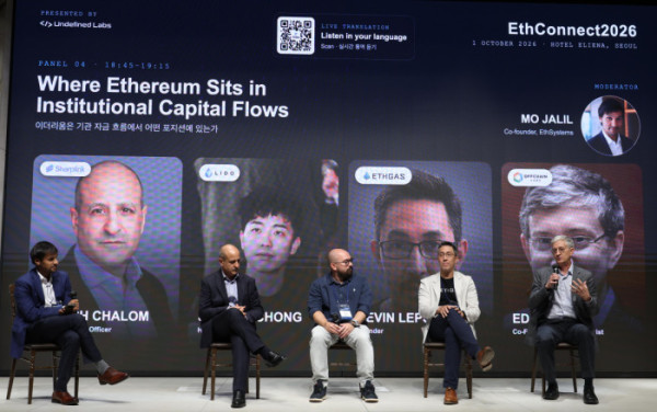 ▲1일 서울 강남구 엘리에나호텔에서 열린 ‘ETH CONNECT 2026’에서 참석자들이 ‘이더리움은 기관 자금 흐름에서 어떤 포지션에 있는가’를 주제로 패널토론을 하고 있다. 왼쪽부터 좌장을 맡은 모 잘릴(Mo Jalil) 이더시스템즈(EthSystems) 공동창업자, 조셉 찰롬(Joseph Chalom) 샤프링크 CEO, 이시도로스 파사디스(Isidoros Passadis) 리도(Lido) 스테이킹 총괄, 케빈 렙소(Kevin Lepsoe) 이더가스 창업자, 에드 펠튼(Ed Felten) 오프체인 랩스(Offchain Labs) 공동창업자 겸 수석과학자. 고이란 기자 photoeran@ (이투데이DB)