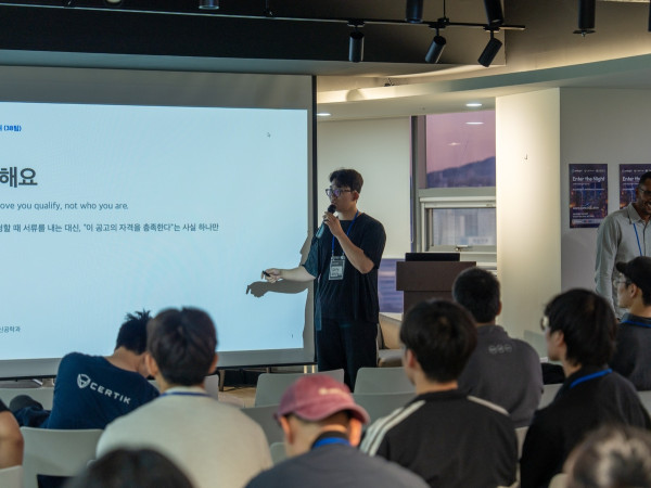 ▲‘Midnight Korea Hackathon 2026’ 1위 수상 프로젝트 JustEnough의 발표자가 지원금·장학금 신청 과정의 개인정보 수집 문제를 설명하고 있다. JustEnough는 개인정보 원본을 제출하지 않고 신청 자격 충족 여부만 영지식증명으로 검증하는 구조를 제안했다.(사진제공=미드나잇 코리아)