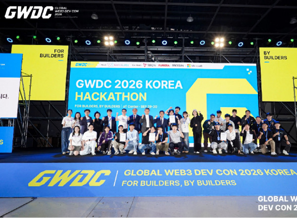 ▲서울 aT센터에서 열린 ‘GWDC 2026 코리아’ 해커톤 참가자와 관계자들이 기념촬영을 하고 있다.(사진제공=웹3랩스)